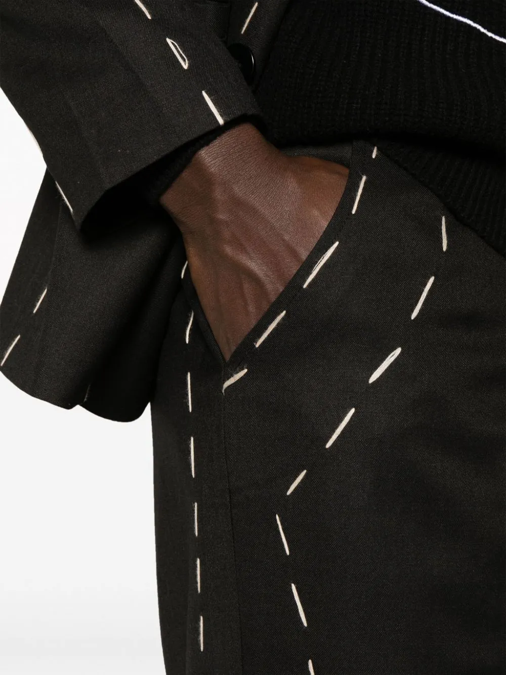 pantalone nero con cuciture a contrasto